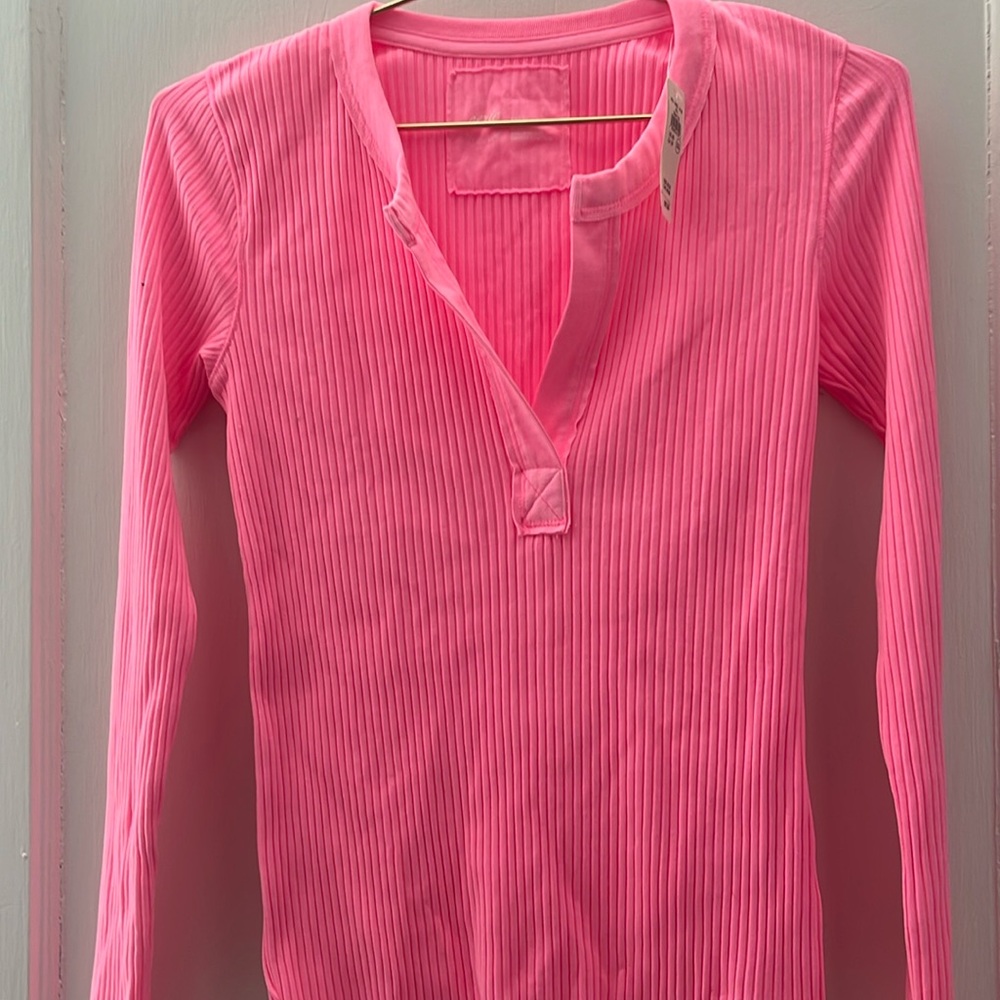 Bright pink ribbed Aerie long sleeved top.